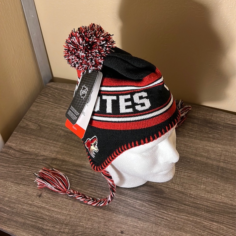 NHL NWT Youth Tasseled Pompom Coyotes Beanie Black/Red OSFM